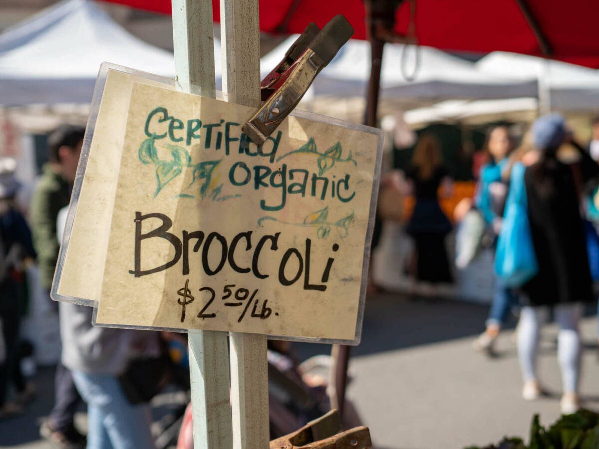 farmers-market-sign-for-broccoli-cost